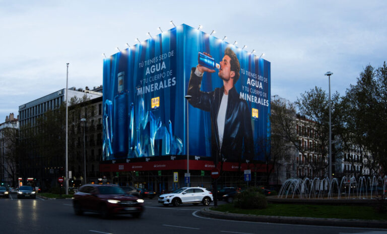 Solán de Cabras ilumina Madrid con una innovadora lona protagonizada por sus minerales esenciales